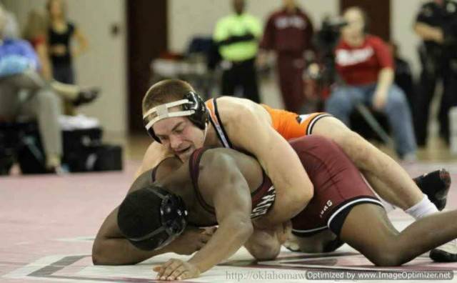 wrestler need to use straps on their headgear